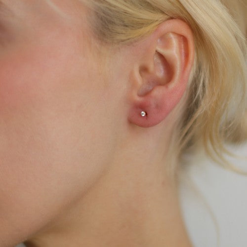 Puces d'oreilles avec oxyde de zirconium argentées intemporelles IHANA - acier inoxydable (paire de 2)