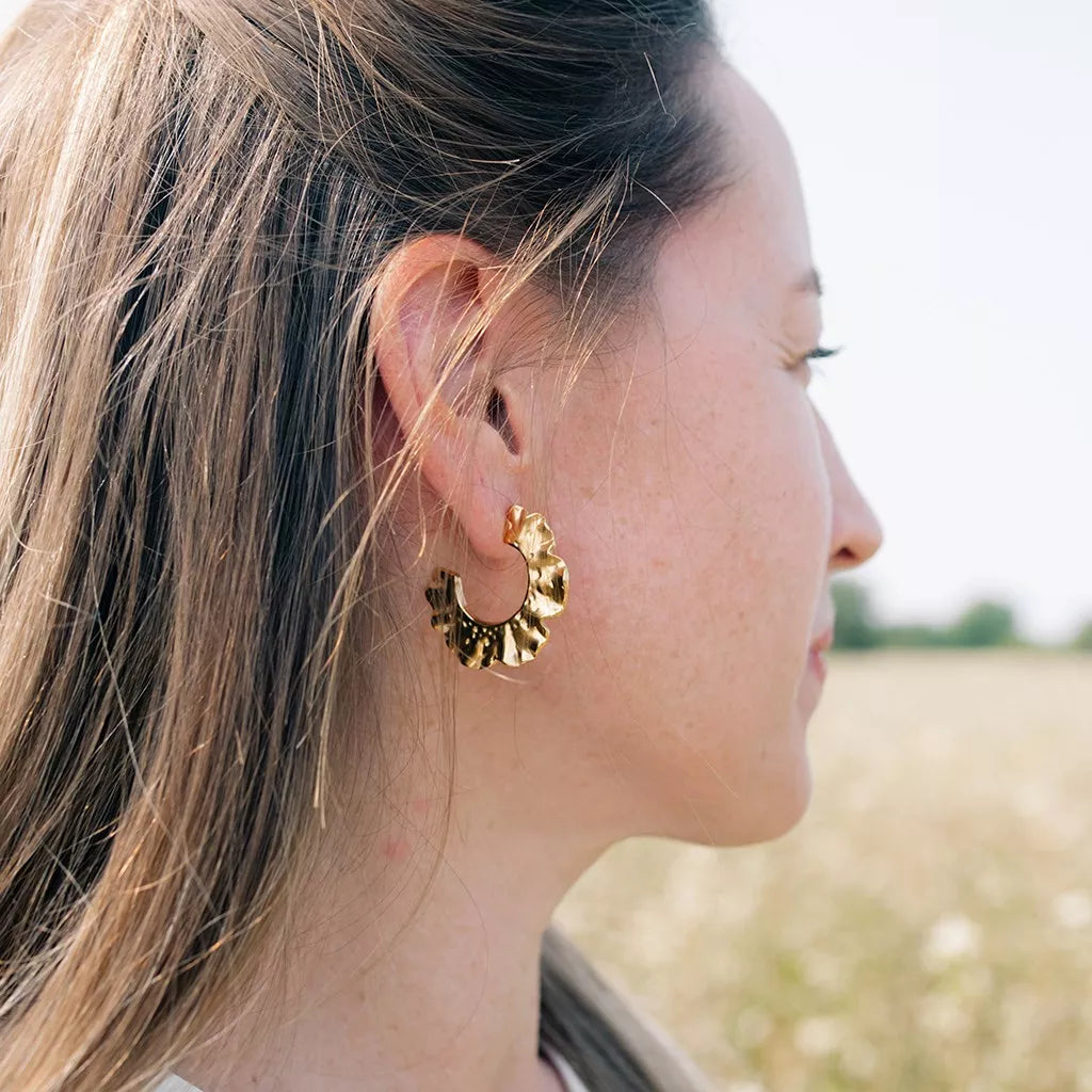 Grosses créoles argentées ondulées intemporelles IHANA - acier inoxydable (paire de 2)