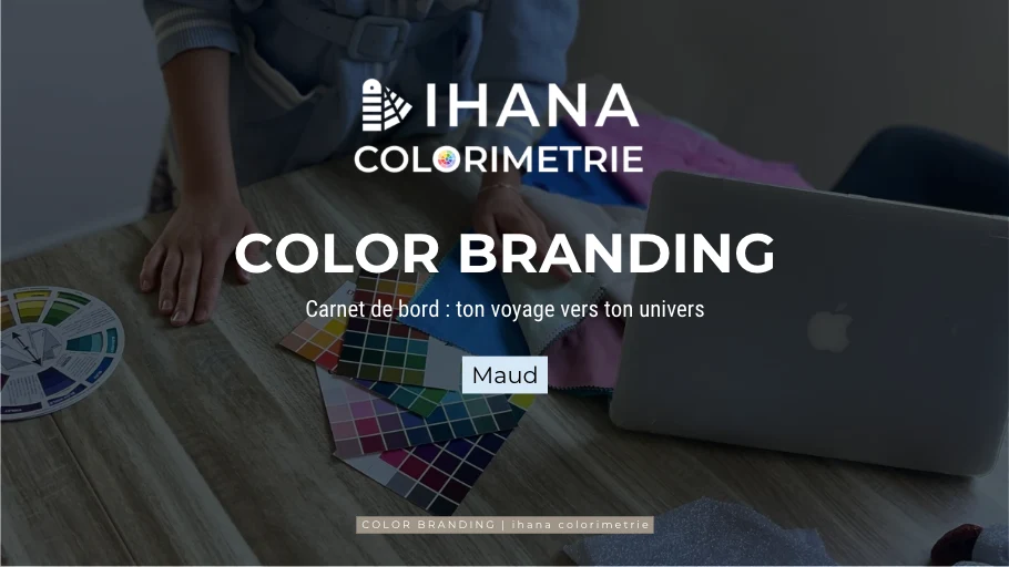 Couverture du carnet de bord Color Branding sur Canva : « Ton voyage vers ton univers », avec nuanciers et cercle chromatique posés sur un bureau devant un ordinateur portable
