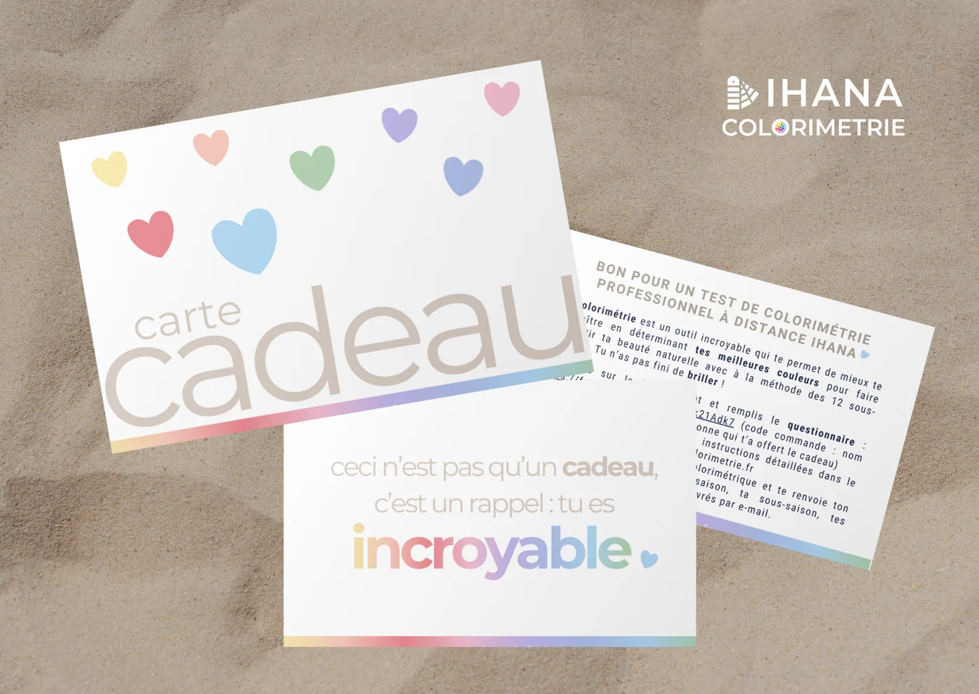 Carte cadeau édition classique sur du sable : au recto « carte cadeau », au verso « ceci n’est pas qu’un cadeau, c’est un rappel : tu es incroyable », et le bon pour un test de colorimétrie professionnel à distance