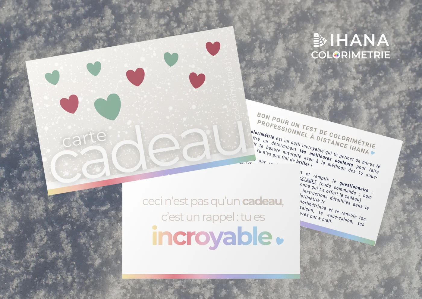 Carte cadeau édition Noël sur de la neige : au recto « carte cadeau », au verso « ceci n’est pas qu’un cadeau, c’est un rappel : tu es incroyable », et le bon pour un test de colorimétrie professionnel à distance