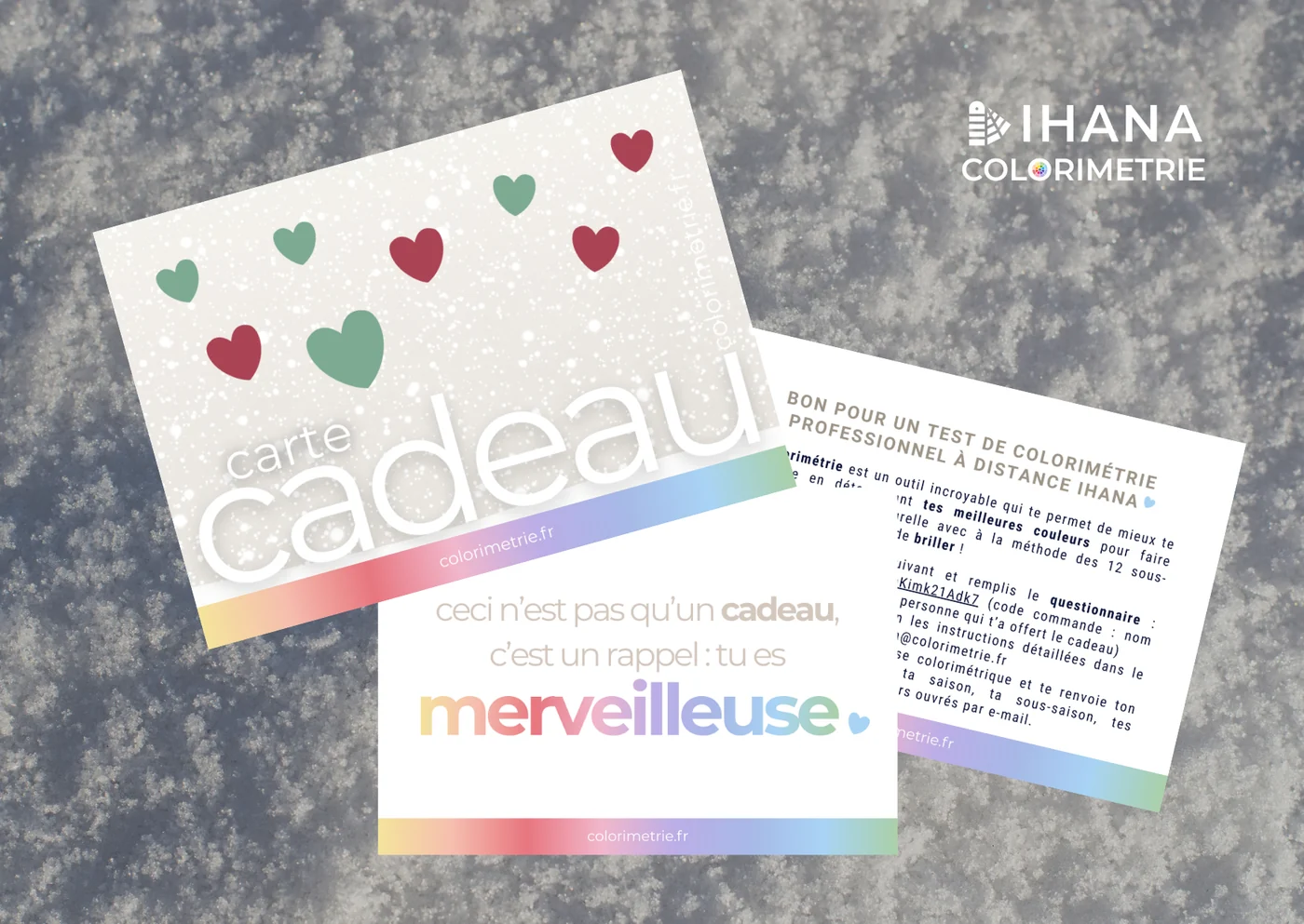 Carte cadeau édition Noël sur de la neige : au verso « ceci n’est pas qu’un cadeau, c’est un rappel : tu es merveilleuse », et le bon pour un test de colorimétrie professionnel à distance