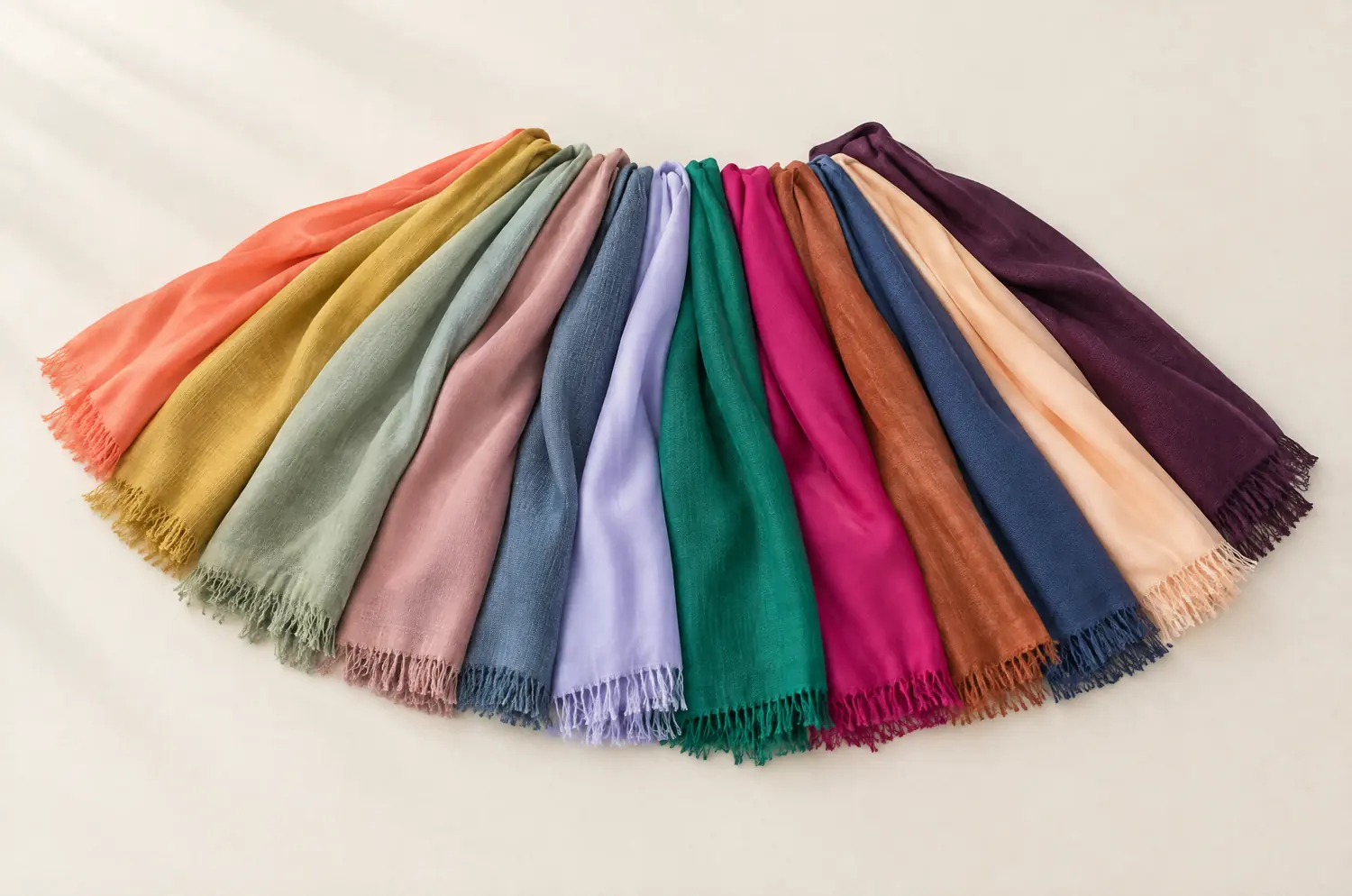 Foulards de couleurs variées drapés en éventail pour un essayage de draping en colorimétrie