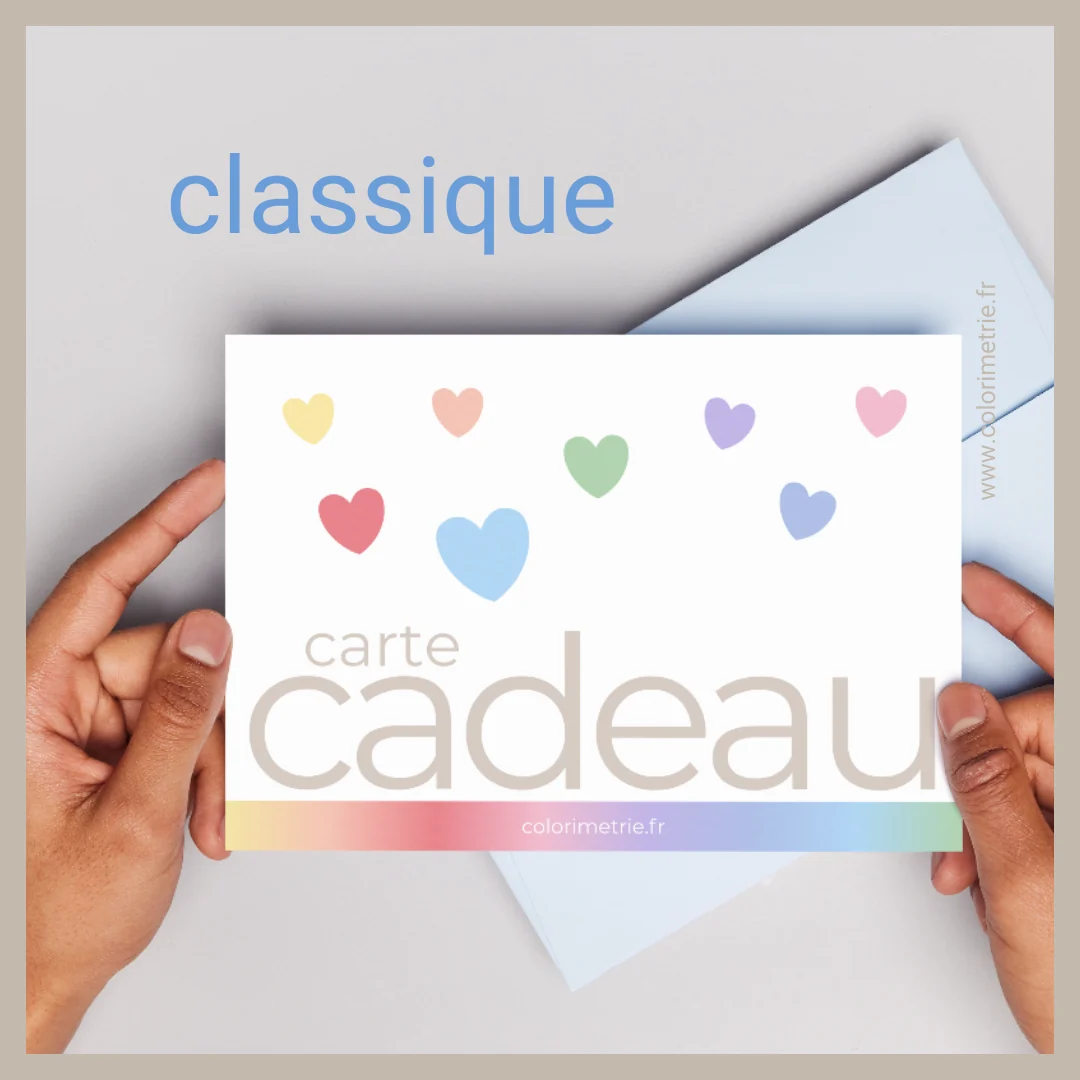 Carte cadeau Ihana, édition classique : une carte blanche ornée de petits cœurs pastel, tenue entre deux mains devant une enveloppe bleue