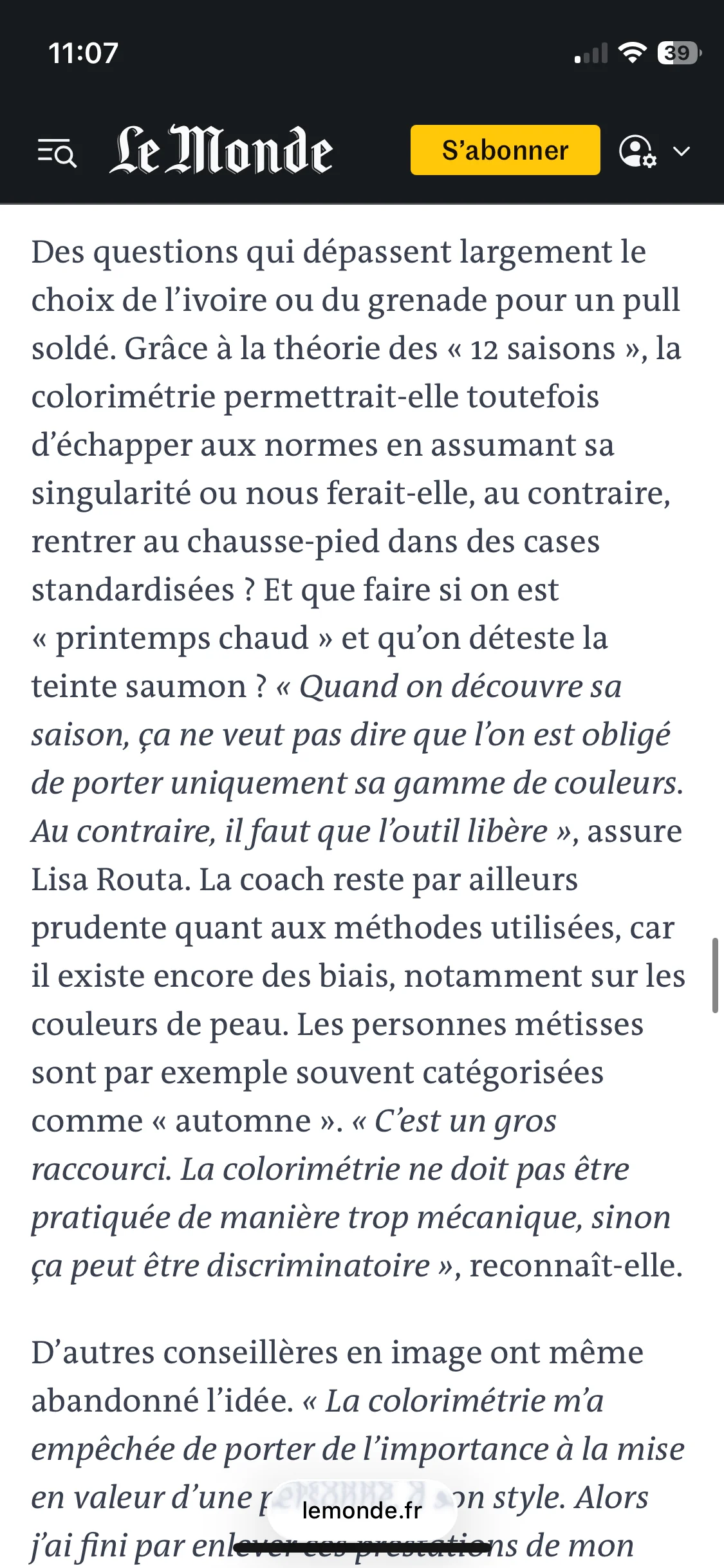 Dans le journal Le Monde, Lisa Routa alerte le risque de discrimination quand la colorimétrie est utilisée de manière mécanique et défend une vision inclusive et libératrice du conseil en image.