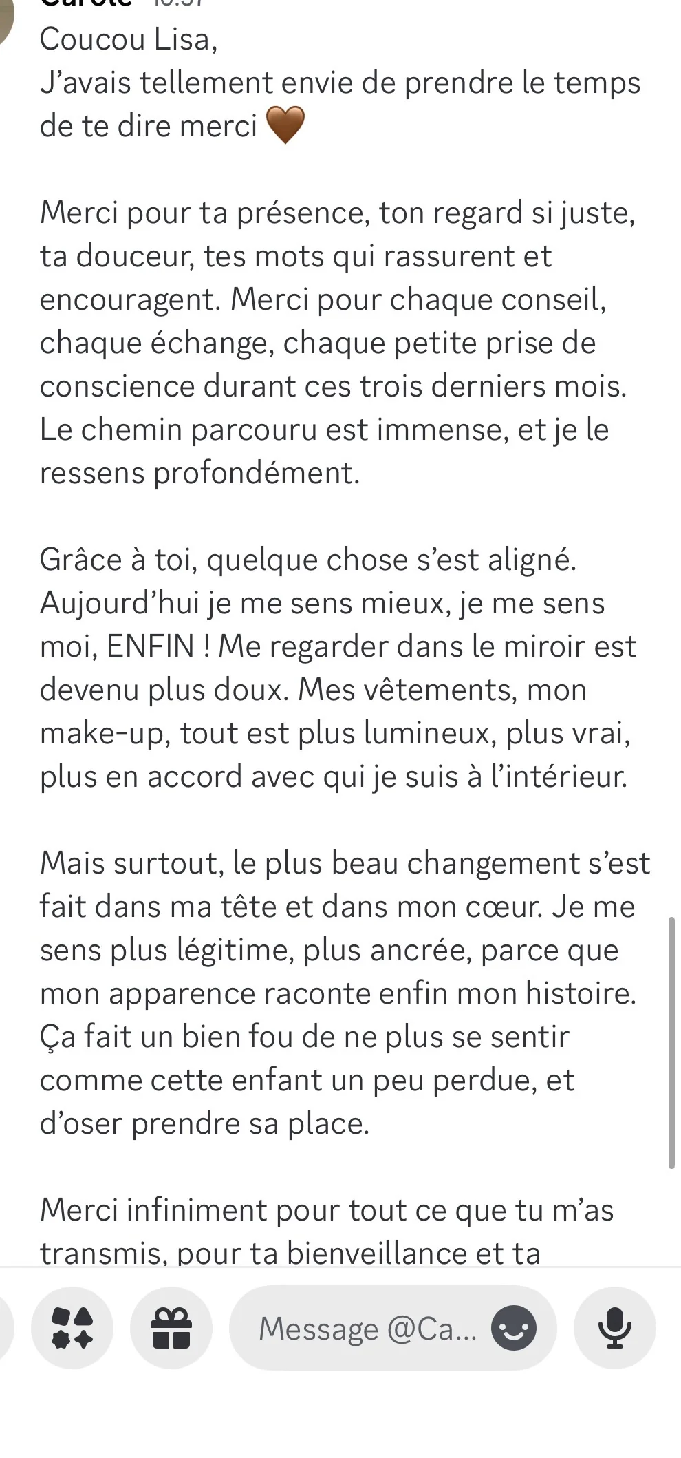 Message de remerciement de Carole à Lisa à la fin des trois mois : elle écrit qu’elle se sent enfin elle-même et que son apparence raconte son histoire